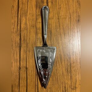 International Silver Co. Silverplated 11 1/4" Pie Server Floral Engraving